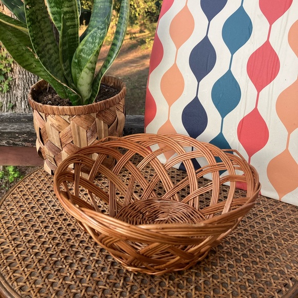 Yugoslavian Tan Woven Whicker Serving/Fruit Basket - Picture 11 of 12